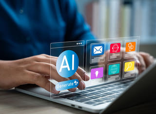 Anfänger im Kryptobereich macht sich mit den Grundlagen des automatisierten AI-Tradings vertraut
